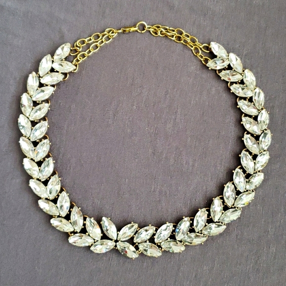 Jewelry - Gorgeous crystals leaves statement necklace